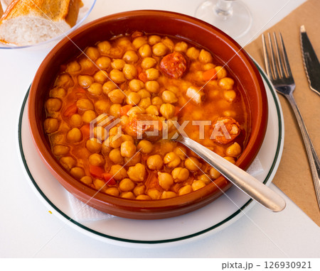 Garbanzos a la riojana, a spanish chickpeas stew with ham 126930921