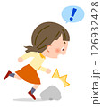 石に躓く女子小学生 126932428