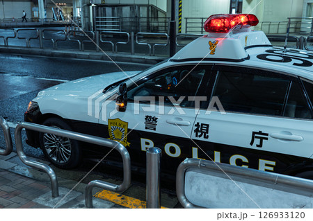 夜の街を巡回するパトカー 126933120