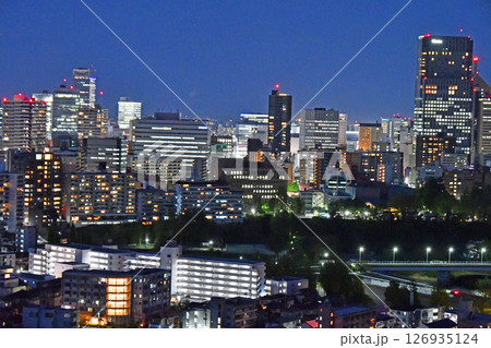 杜の都仙台 夜景、青葉城本丸跡から見晴らす街並み 杜の都仙台 夜景、青葉城本丸跡から見晴らす街並み 126935124