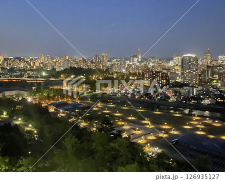 杜の都仙台 夜景、青葉城本丸跡から見晴らす街並み 杜の都仙台 夜景、青葉城本丸跡から見晴らす街並み 126935127