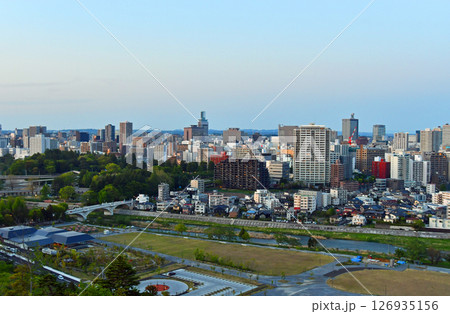 杜の都仙台 日没時 青葉城本丸跡から見晴らす街並み 杜の都仙台 日没時 青葉城本丸跡から見晴らす街並み 126935156