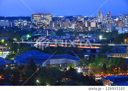 杜の都仙台 夜景、青葉城本丸跡から見晴らす街並み 杜の都仙台 夜景、青葉城本丸跡から見晴らす街並み 126935183