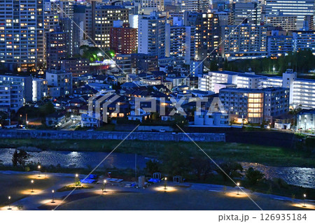 杜の都仙台　夜景、青葉城本丸跡から見晴らす街並み 126935184