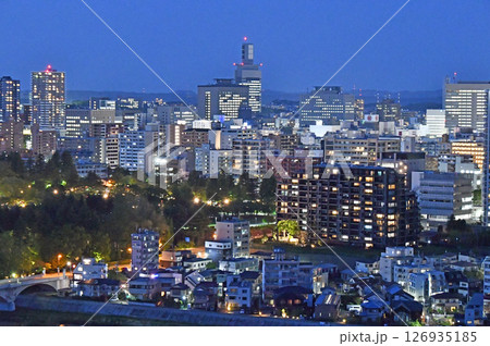 杜の都仙台 夜景、青葉城本丸跡から見晴らす街並み 杜の都仙台 夜景、青葉城本丸跡から見晴らす街並み 126935185