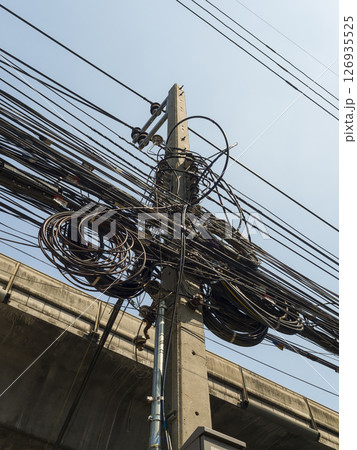 タイ・バンコク 電線が密集する電信柱 / Bangkok, Thailand 126935525