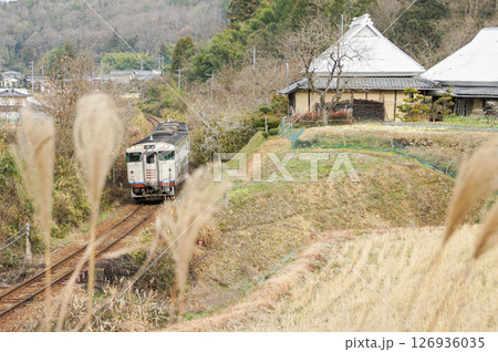 日本の原風景を進む津山線の気動車 日本の原風景を進む津山線の気動車 126936035