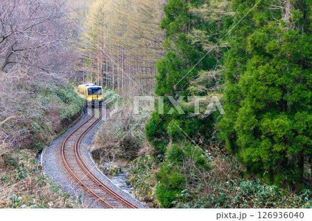 春まだ浅い峠に木次線の気動車が挑む 春まだ浅い峠に木次線の気動車が挑む 126936040