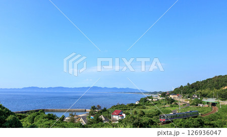 出雲の対岸から夏空の日本海と山陰本線の気動車を望む 126936047