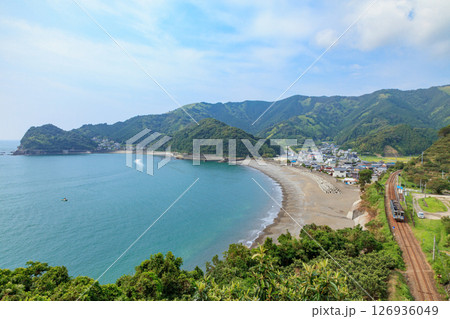 真っ青な弧を描く土佐湾の海岸線に沿って土讃線の気動車が走る 真っ青な弧を描く土佐湾の海岸線に沿って土讃線の気動車が走る 126936049