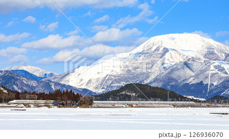雪をかぶった伊吹山を背景に走る東海道新幹線 126936070