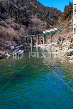 エメラルド色の渓谷を駆け抜ける高山本線を河原から見上げる エメラルド色の渓谷を駆け抜ける高山本線を河原から見上げる 126936071