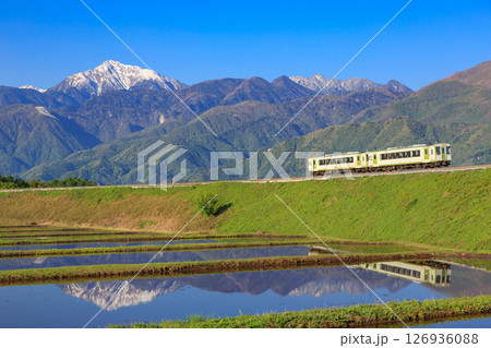 甲斐駒ヶ岳を背景に小淵沢大カーブの勾配を昇る小海線 甲斐駒ヶ岳を背景に小淵沢大カーブの勾配を昇る小海線 126936088
