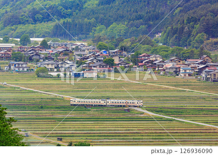 宮峠から棚田のなかを走る高山本線を遠望する 宮峠から棚田のなかを走る高山本線を遠望する 126936090