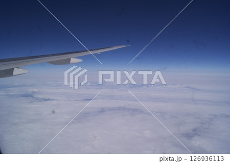飛行機窓から見た雲海と機窓の風景 126936113