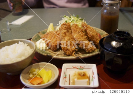 サクサクのカキフライ定食とご飯 126936119