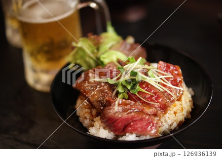 ステーキ丼とビールの食事シーン 126936139