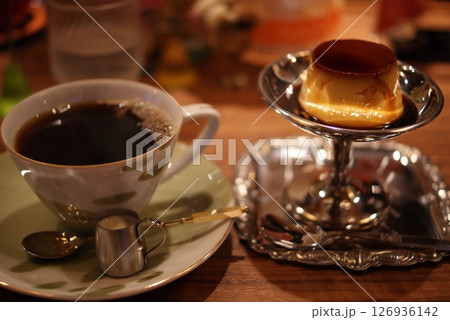 コーヒーと銀皿のプリンセット 126936142