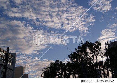 青空に広がる雲と街のシルエット 126936152