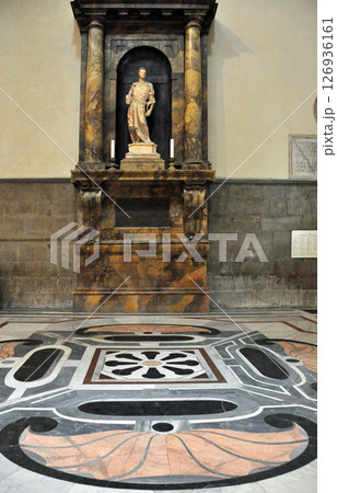 イタリア　フィレンチェ　ドゥオーモ　預言者イザヤの彫像と床のモザイク 126936161