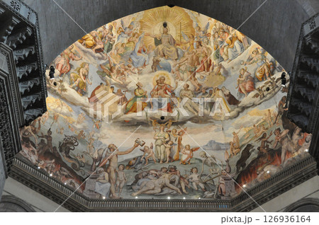 イタリア　フィレンチェ　ドゥオーモ　クーポラの天井のフレスコ画　最後の審判 126936164