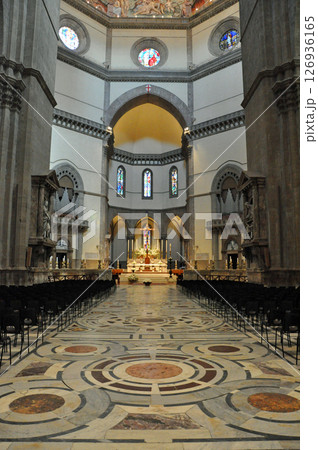 イタリア　フィレンチェ　ドゥオーモ　身廊と祭壇 126936165