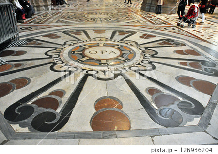 イタリア フィレンチェ ドゥオーモ 床 大理石のフレスコ画 イタリア フィレンチェ ドゥオーモ 床 大理石のフレスコ画 126936204