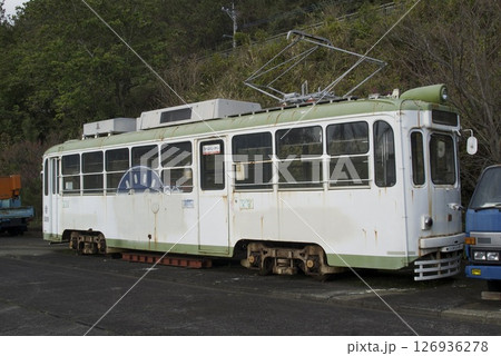 廃車になった白いレトロ電車 廃車になった白いレトロ電車 126936278