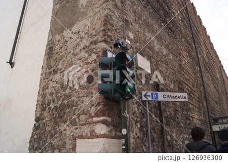 城壁の角に立つ信号機 126936300