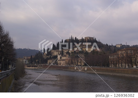川沿いの丘と歴史的建築 川沿いの丘と歴史的建築 126936302