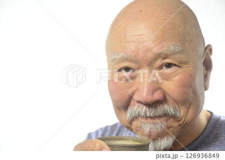 笑顔で日本茶を飲む老人 126936849