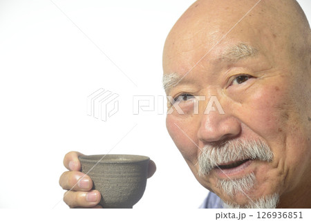 笑顔で日本茶を飲む老人 笑顔で日本茶を飲む老人 126936851