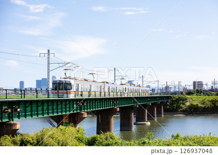 【関西本線】名古屋駅へ向かう普通列車 【関西本線】名古屋駅へ向かう普通列車 126937048