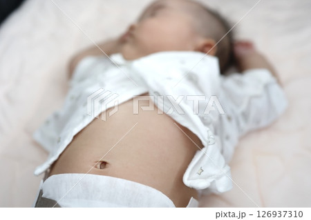 お腹を出して寝る生後3ヶ月の赤ちゃん 126937310