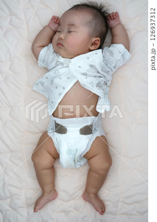 お腹を出して寝る生後3ヶ月の赤ちゃん お腹を出して寝る生後3ヶ月の赤ちゃん 126937312
