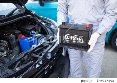 車とバッテリーを持つ整備士 車とバッテリーを持つ整備士 126937498
