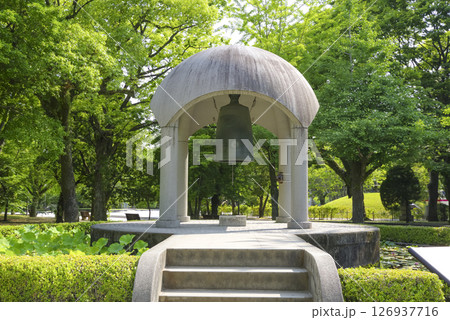 広島平和記念公園にある平和の鐘 126937716