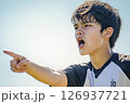 サッカーをする部活動の少年 126937721
