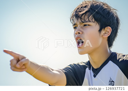 サッカーをする部活動の少年 サッカーをする部活動の少年 126937721
