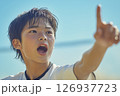 サッカーをする部活動の少年 126937723