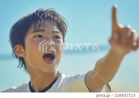 サッカーをする部活動の少年 126937723