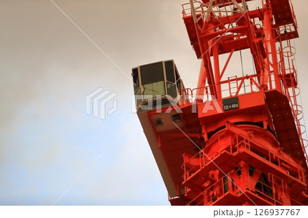 建築現場のクレーン　イメージ 126937767
