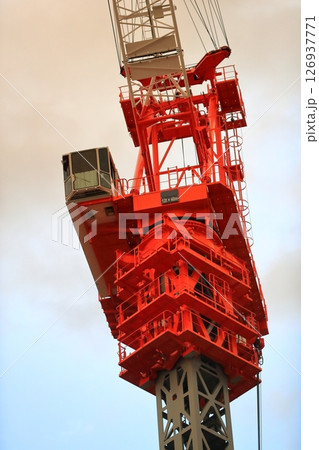 建築現場のクレーン　イメージ 126937771