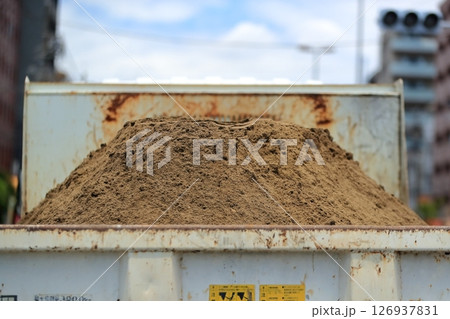 砂を積んだダンプカー　イメージ 126937831