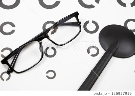 視力検査 眼鏡 遮眼子 視力検査 眼鏡 遮眼子 126937919