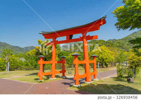 （広島県廿日市市）山陽自動車道・宮島サービスエリアにある赤鳥居 126938456