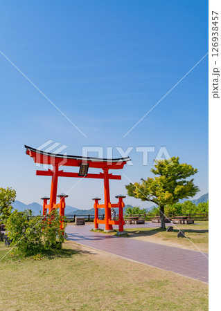（広島県廿日市市）山陽自動車道・宮島サービスエリアにある赤鳥居 126938457