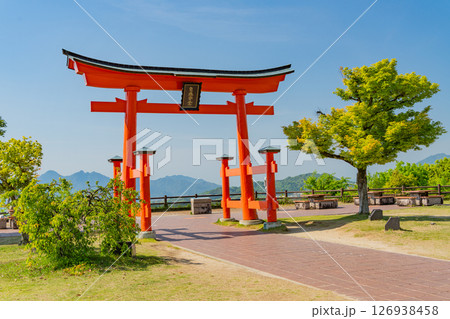 (広島県廿日市市)山陽自動車道・宮島サービスエリアにある赤鳥居 (広島県廿日市市)山陽自動車道・宮島サービスエリアにある赤鳥居 126938458