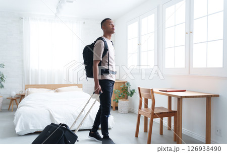 ホテルに宿泊する外国人観光客 ホテルに宿泊する外国人観光客 126938490