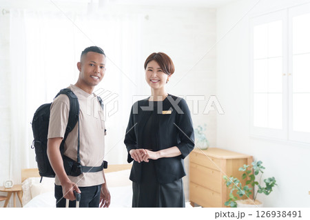 アジア人ホテルスタッフと外国人観光客 126938491